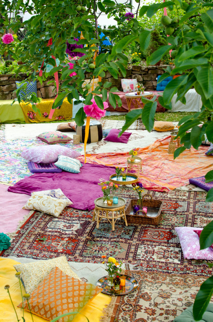 günstige Dekoideen für eine Hochzeit im Boho Look im Garten mit vintage Deko vom Flohmarkt in bunten Farben