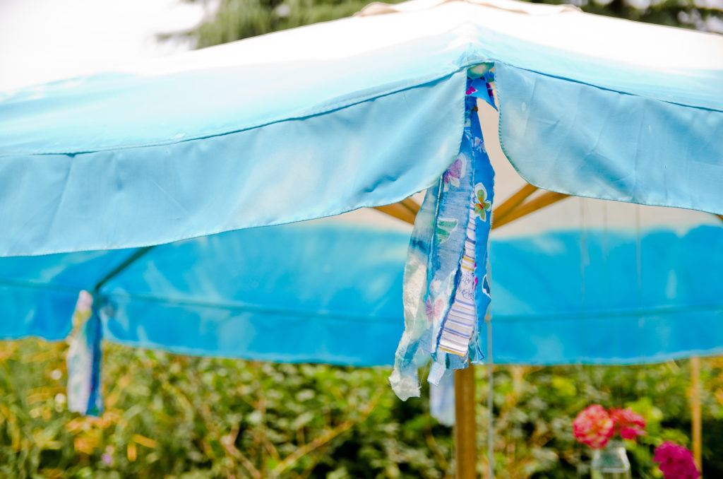 DIY Sonnenschirm färben in sommerlichen Farben und selbst gemachte Quasten
