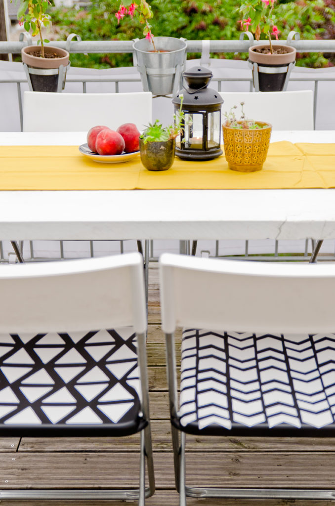 DIY Gartenstühle mit Lack und Schablonen aufarbeiten mit geometrischen Mustern in Schwarz und Weiß