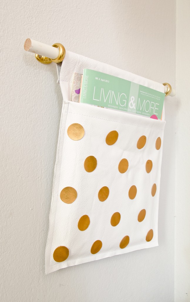 DIY Zeitschriften Halter aus Leder mit goldenen Punktenals praktische Deko für das Schlafzimmer