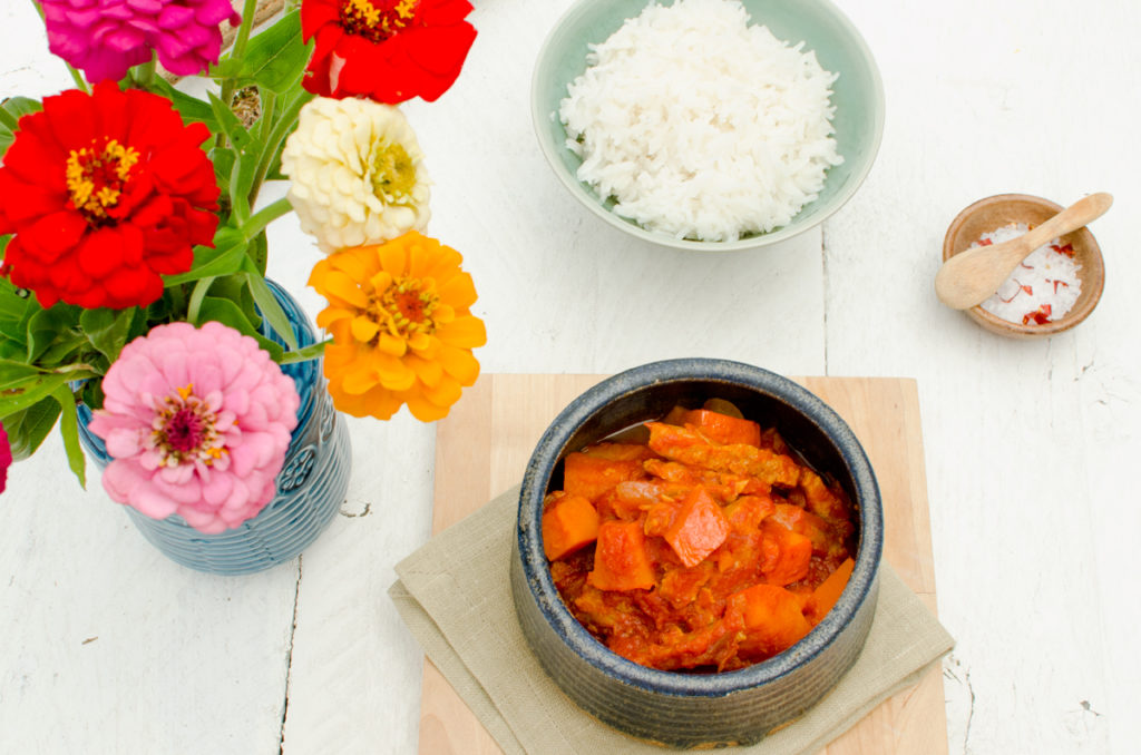 Rezept für veganes Kürbis Tomaten Gulasch mit Reis als schnelles Mittagessen