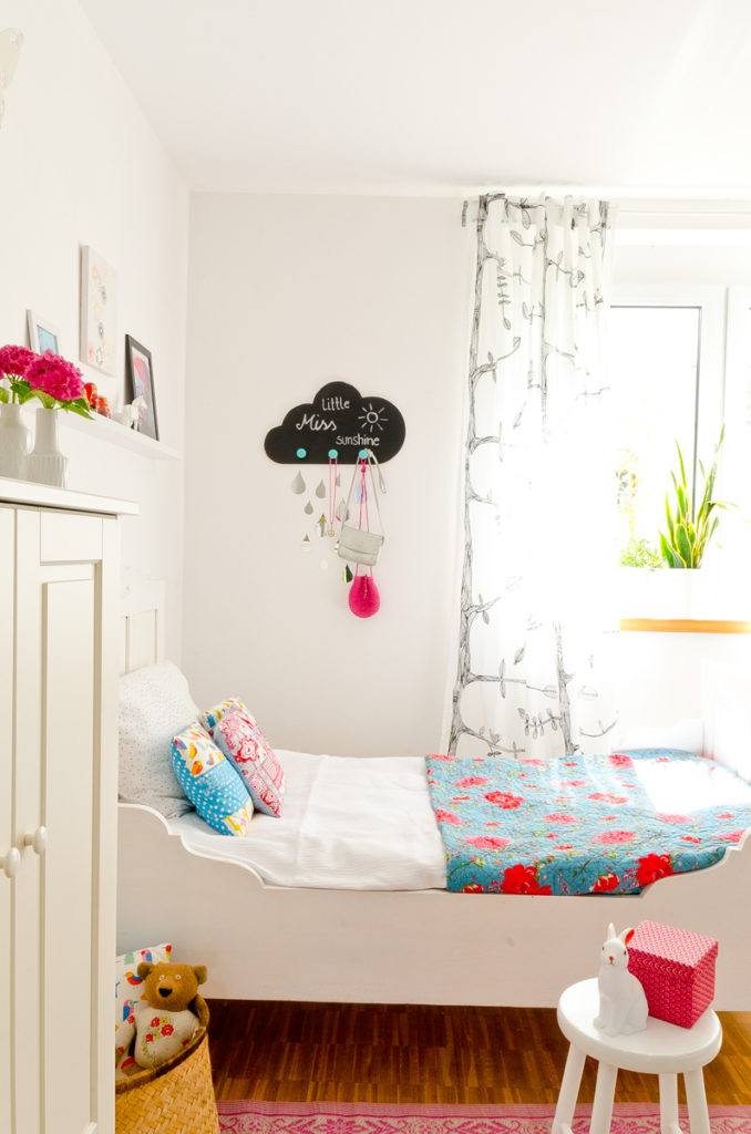 DIY Garderobe für das Kinderzimmer in Wolkenform mit Tafelfolie und Regentropfen mit Material von bonprix