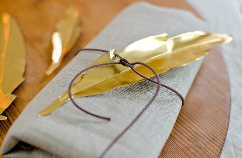 DIY Federn aus goldener Prägefolie als Tischdeko im Herbst