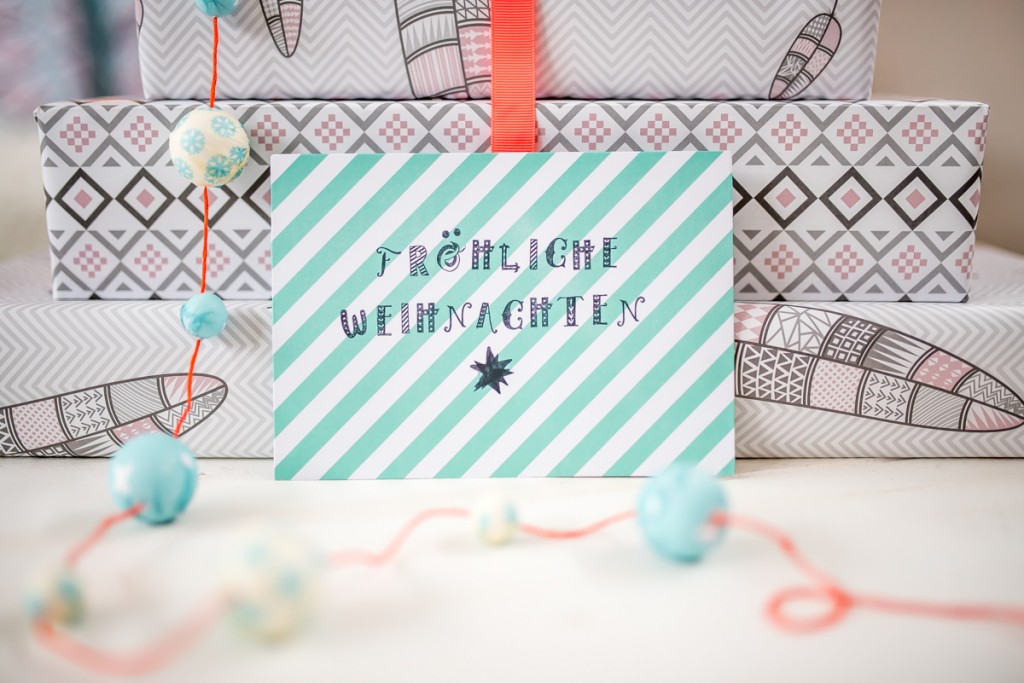 Dekoideen und Geschenkverpackung mit Geschenkpapier mit grafischen Mustern in Grau und Pastell Rosa im Ethn Look von vintagewonderland