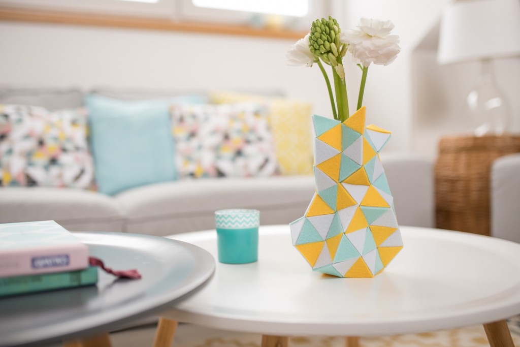 Anleitung für eine DIY Vasen Stulpe aus Filz als Deko für den Frühling in bunten Farben und geometrischen Mustern mit Dreiecken in Pastellfarben und Gelb