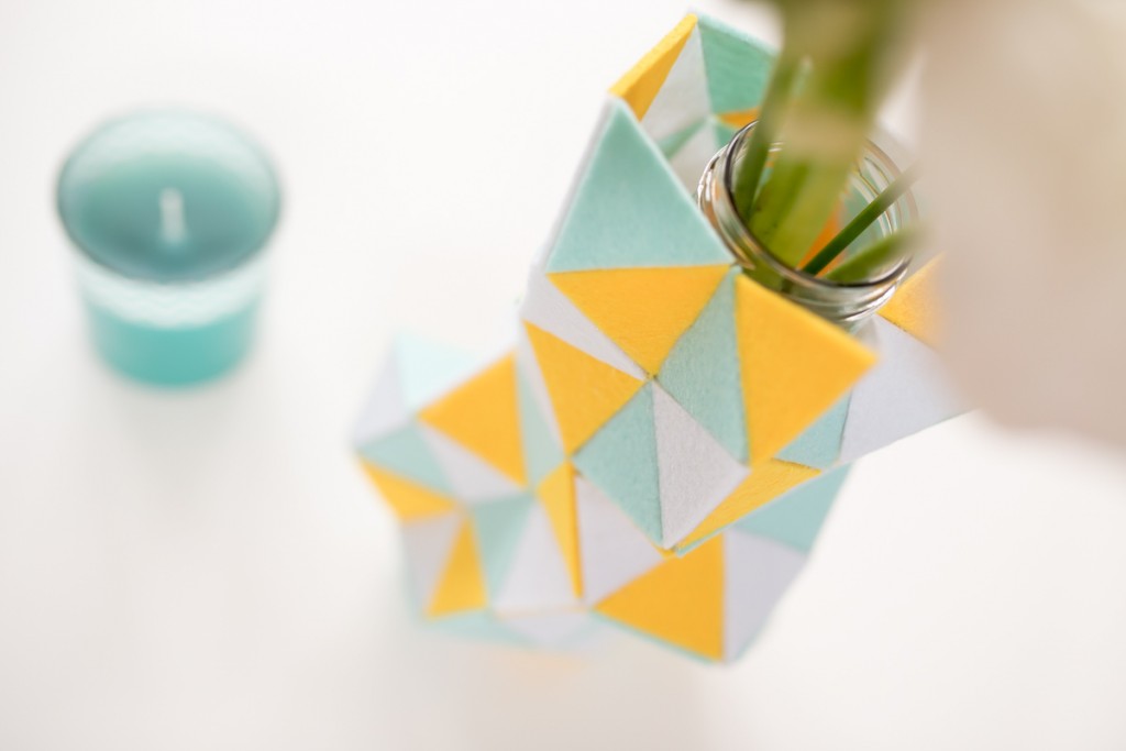 Anleitung für eine DIY Vasen Stulpe aus Filz als Deko für den Frühling in bunten Farben und geometrischen Mustern mit Dreiecken in Pastellfarben und Gelb
