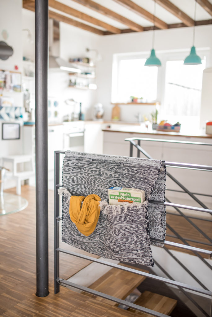 DIY Flicken Teppich Utensilo für das Treppengeländer als Ordnungshelfer für die Wohnung mit mehren Stockwerken 