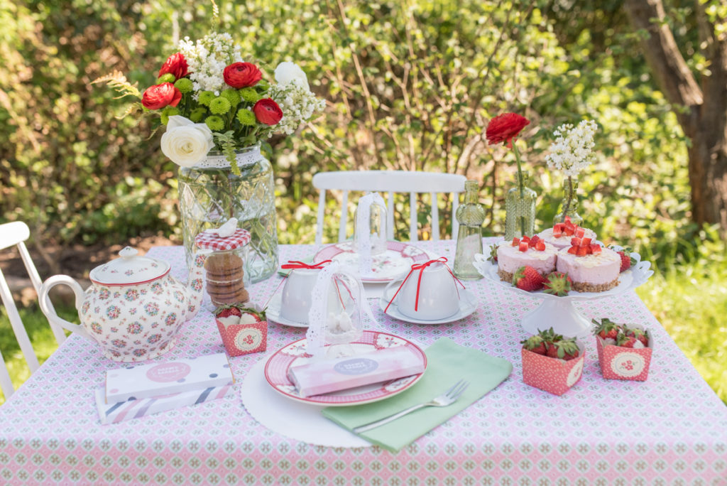 Dekoideen für die Tischdeko zum Muttertag im Garten im vintage Look, leckere Törtchen mit Erdbeeren und Auftakt zur Radbag Blogparade 