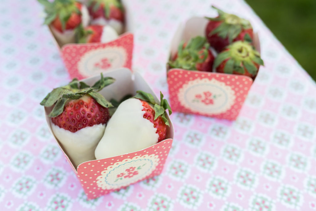 Erdbeeren mit weißer Schokolade als Nascherei zum Muttertag