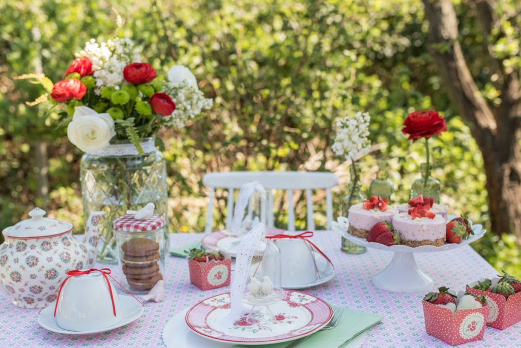 Tischdeko zum Muttertag im Garten im shabby vintage Look in Rosa, Weiß und Rot mit BLumenmuster und Vögeln als Deko