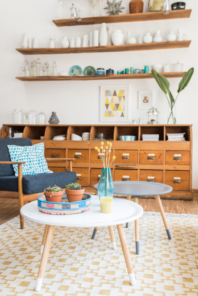 Wohnzimmer Deko im vintage Look mit 60er Jahre Sessel, Apothekerschrank und Dekoideen in frischen Farben