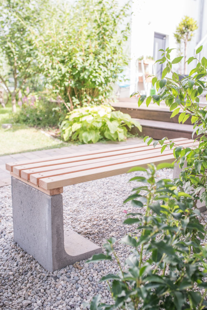 DIY Gartenbank mit Beton und Holz als günstige Low Budget Deko für den Garten 