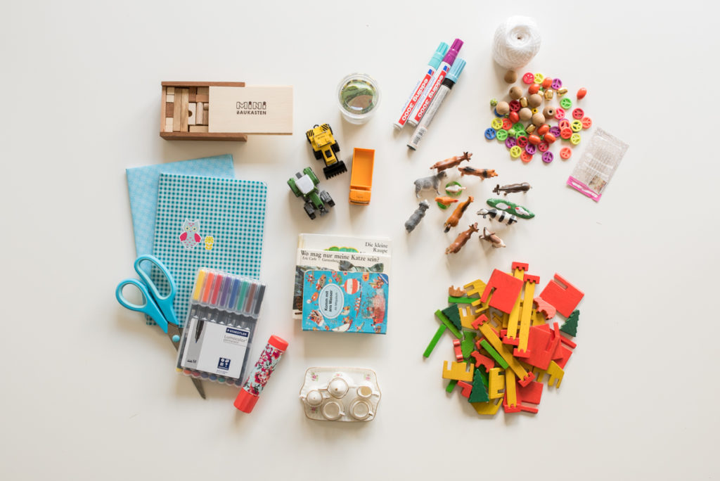 Kinderkiste mit Spielsachem im Mini Format für den Urlaub mit dem Wohnmobil mit Kindern