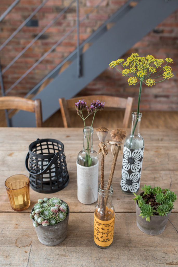 DIY upcycling Vase aus Altglas und Stoffresten als Deko für das Wohnzimmer im Herbst im vintage Look