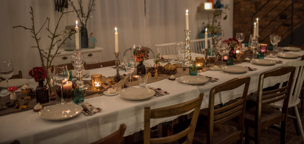 Herbstliche Party Tischdeko im Boho vintage Stil mit Deko aus dem Wald