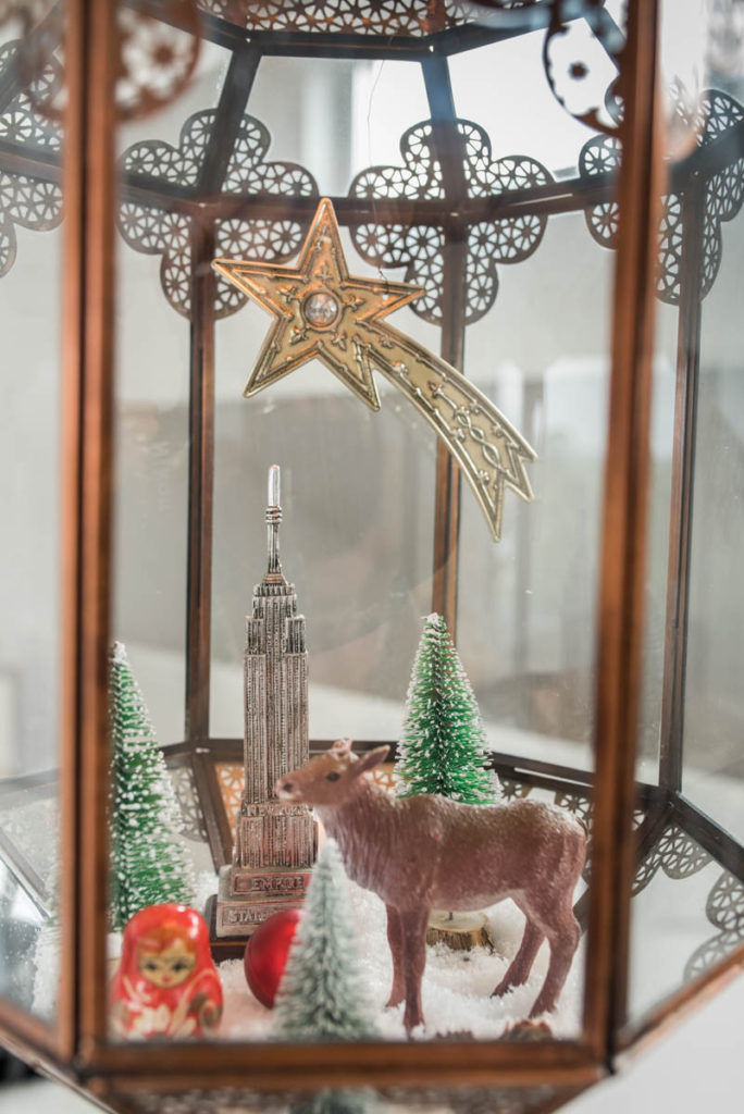 Dekoideen für das Wohnzimmer im Winter und Weihnachtsdeko mit Karo und Ikatmuster im vintage Look