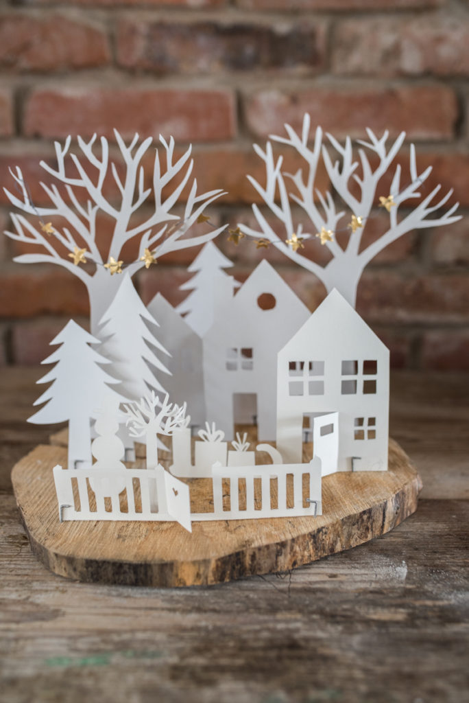 DIY Weihnachtsdeko Winter Dorf aus Papier auf Holz