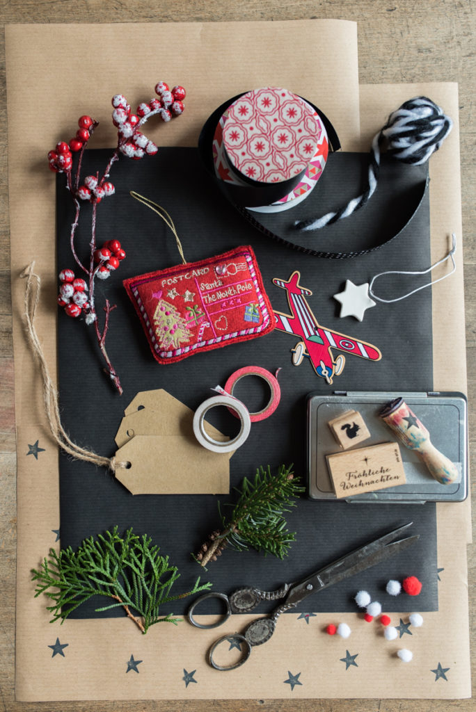 DIY Geschenke verpacken mit natürlichen Farben und Packpapier in Schwarz und roten Accessoires