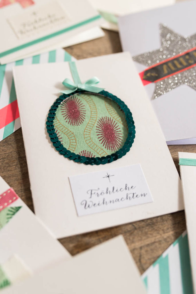 DIY Weihnachtskarten aus Papier mit Washi Tape, Glitzer, Aufklebern und Stempeln