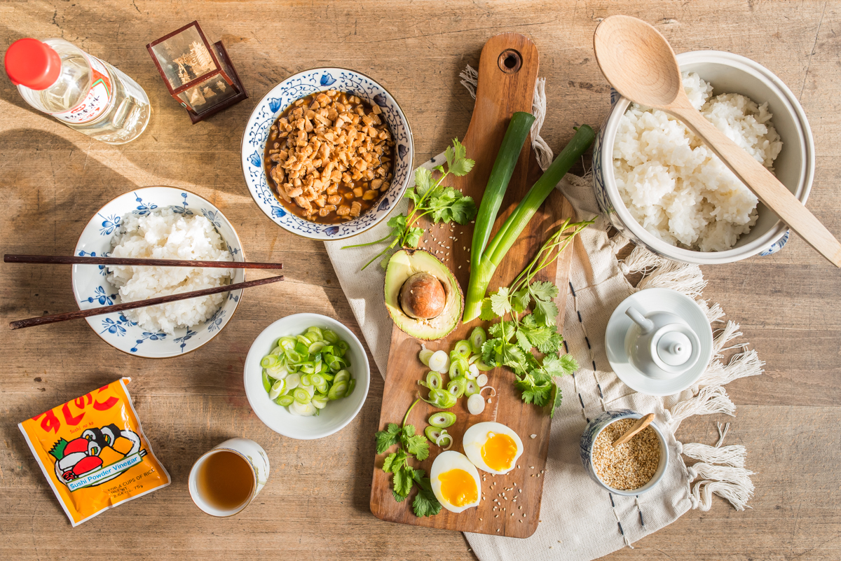 Rezept für japanisches Donburi mit Hähnchenfleisch und Avocade als leckeres Soulfood für den Winter