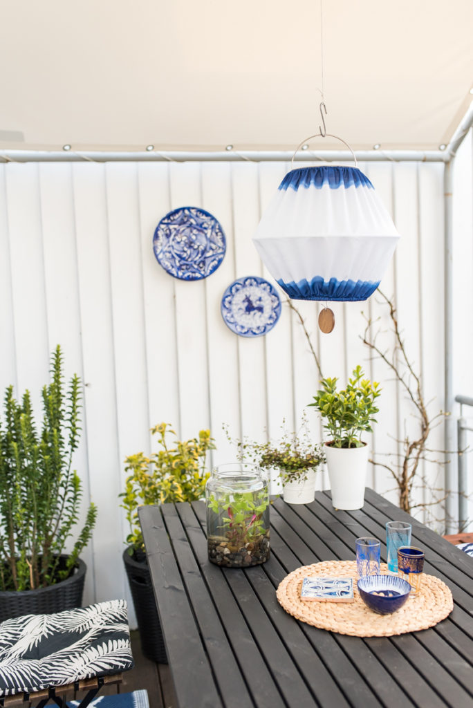 Dekoideen für den Balkon im Frühling mit Ikea und Deko in Schwarz und Blau