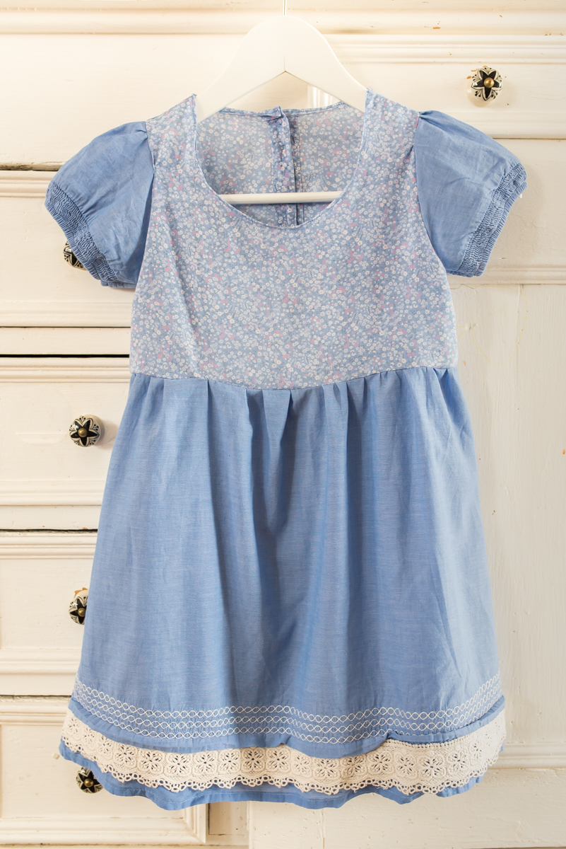 DIY Anleitung für ein selbst genähtes upcycling Kinderkleid aus zwei alten Blusen in Hellblau für den Sommer