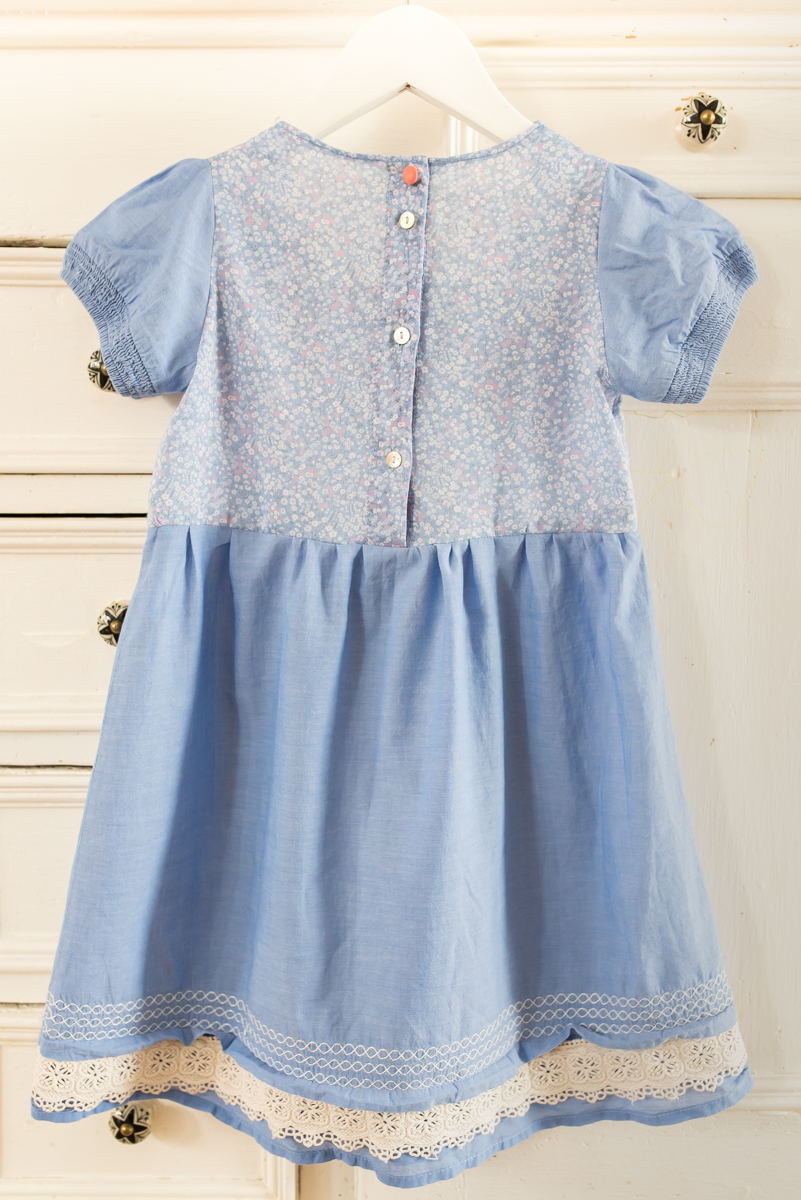 DIY Anleitung für ein selbst genähtes upcycling Kinderkleid aus zwei alten Blusen in Hellblau für den Sommer