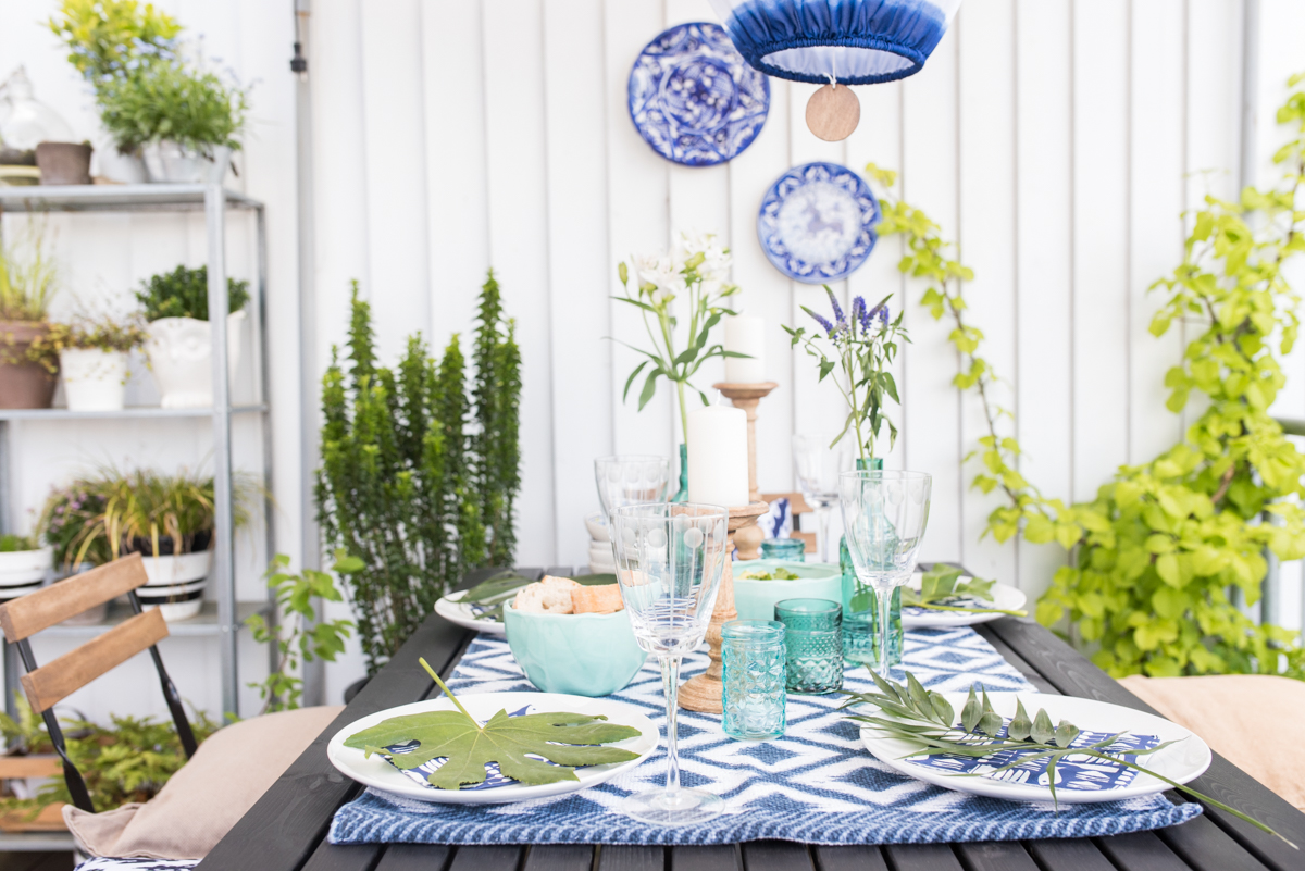 Tischdeko im Boho vintage Look in sommerlichem Blau und Türkis auf dem Balkon 