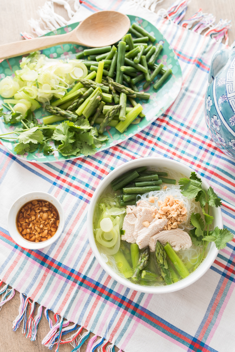 Rezept für eine leichte asiatische Hühnersuppe mit grünem Gemüse, grünem Spargel und Glasnudeln