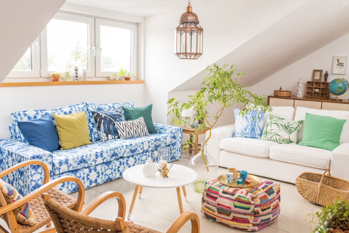 Sommerliche Einrichtung mit Deko im Wohnzimmer mit bunten Farben und Mustern im Boho vintage Look