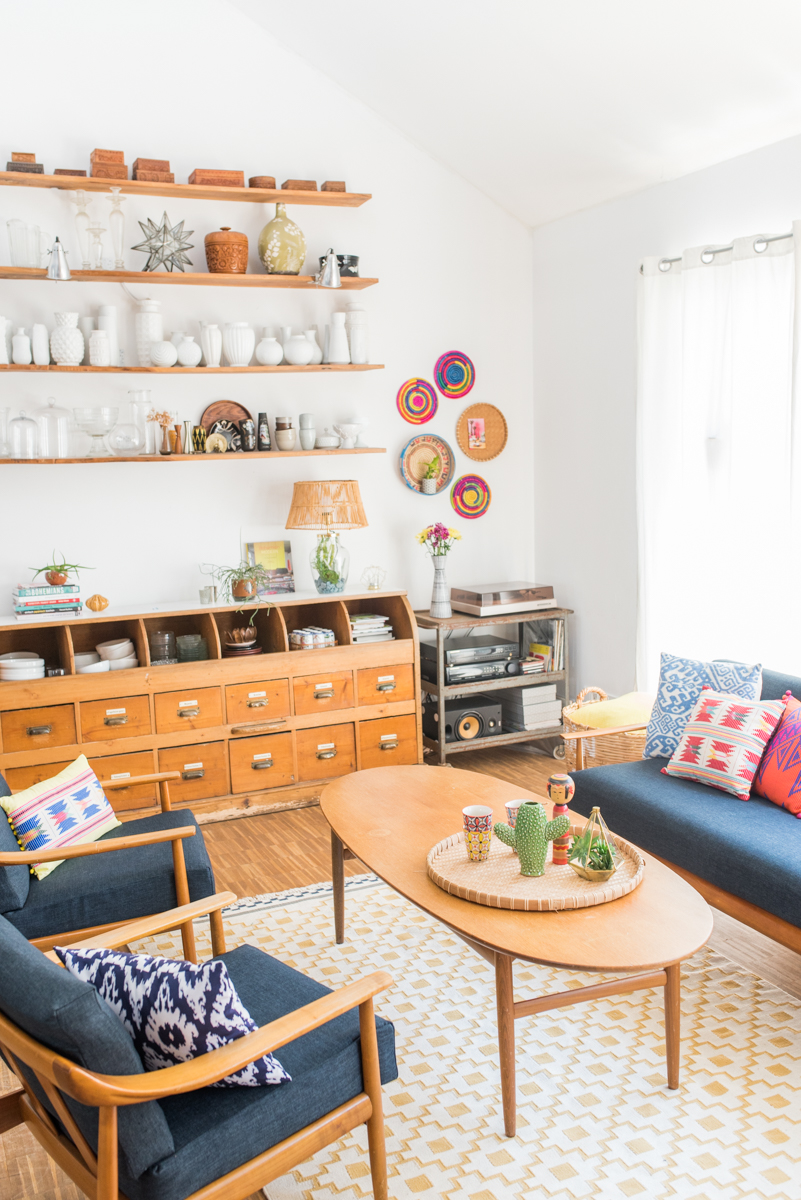 Dekoideen für das Wohnzimmer im Sommer im bunten Boho Look mit Ethno Deko und vintage Möbeln