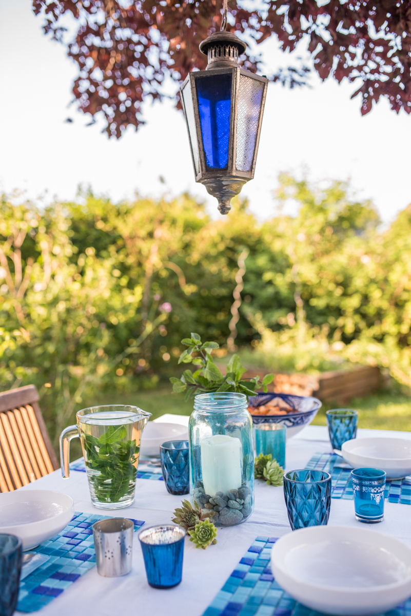 Tischdeko Ideen für den gedeckten Tisch im Sommer Garten im orientalischen Look in Blau und Weiß