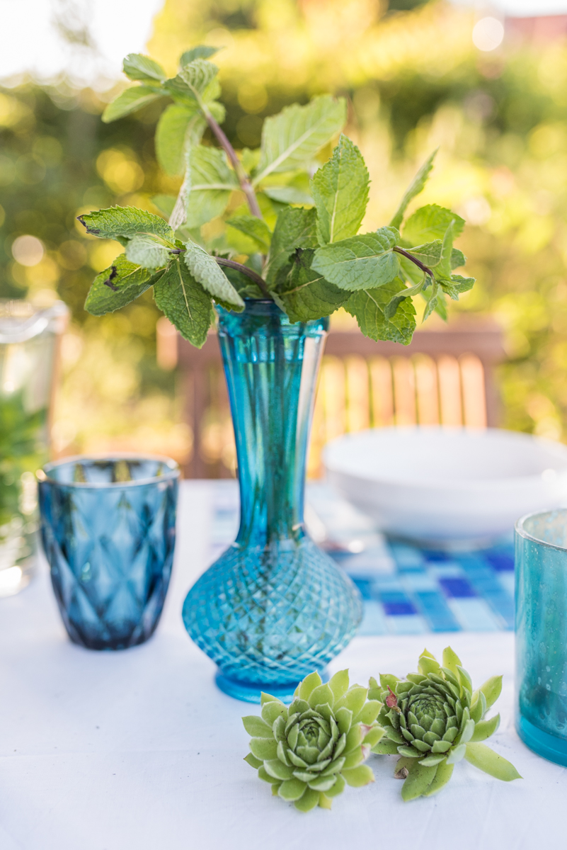 Tischdeko Ideen für den gedeckten Tisch im Sommer Garten im orientalischen Look in Blau und Weiß