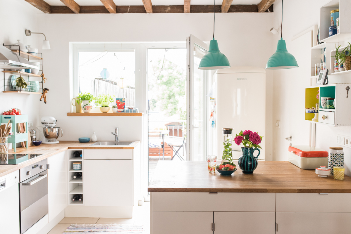 Deko Ideen für die Küche im skandinavischen Boho vintage Look mit bunten Farben im Sommer