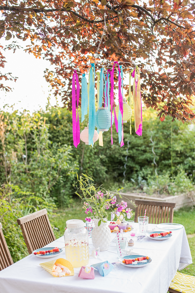 Dekoideen für die Tischdeko zum Kindergeburtstag im Garten im Sommer mit free printables und Einhörnern in Pastellfarben