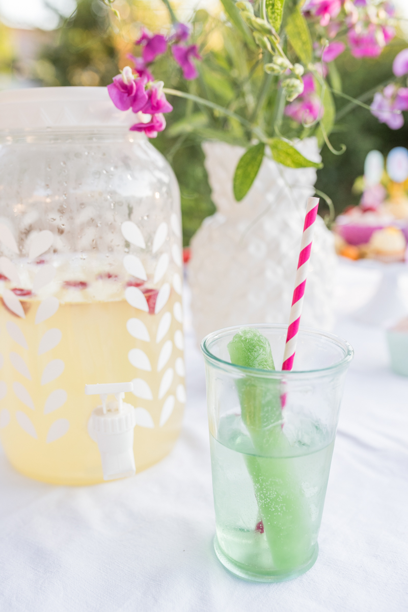 Dekoideen für die Tischdeko zum Kindergeburtstag im Garten im Sommer mit free printables und Einhörnern in Pastellfarben