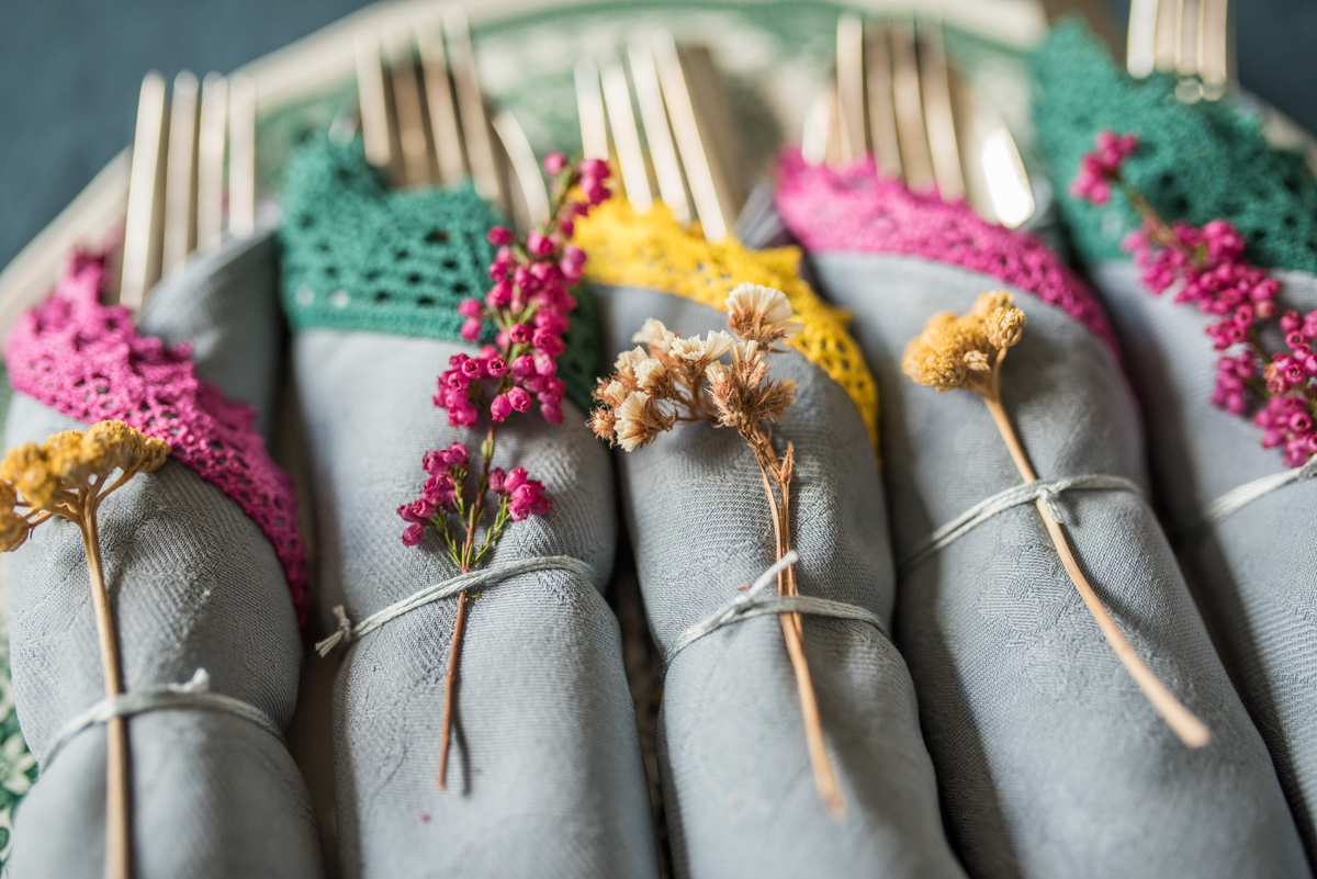DIY upcycling aus alten Stoffservietten mit Textilfarbe und Spitzenborte als Tischdeko für den Herbst im Boho vintage Look