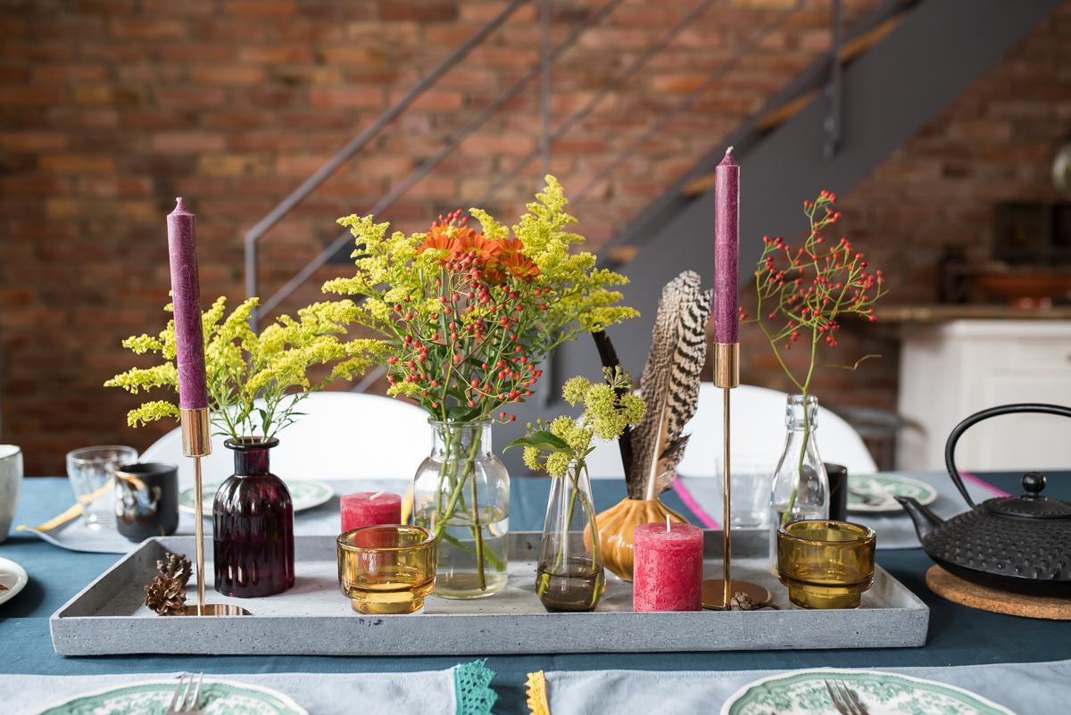 Dekoideen für den Herbst auf dem Tisch mit Herbstblumen, Kerzen und Deko im Boho vintage Look