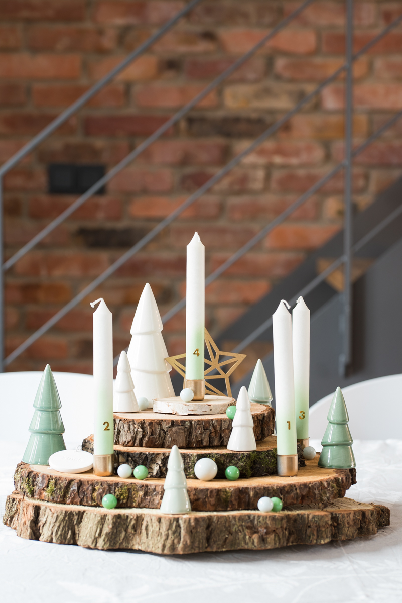 Selbst gemachter DIY Adventskranz aus Baumscheiben mit Bäumen aus Porzellan in Mintgrün und Weiß