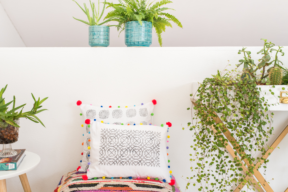Anleitung für selbst gemachte DIY Kissen mit Textilfarbe, Stempeln und bunten Pompoms als Deko für das Wohnzimmer im Boho vintage Look