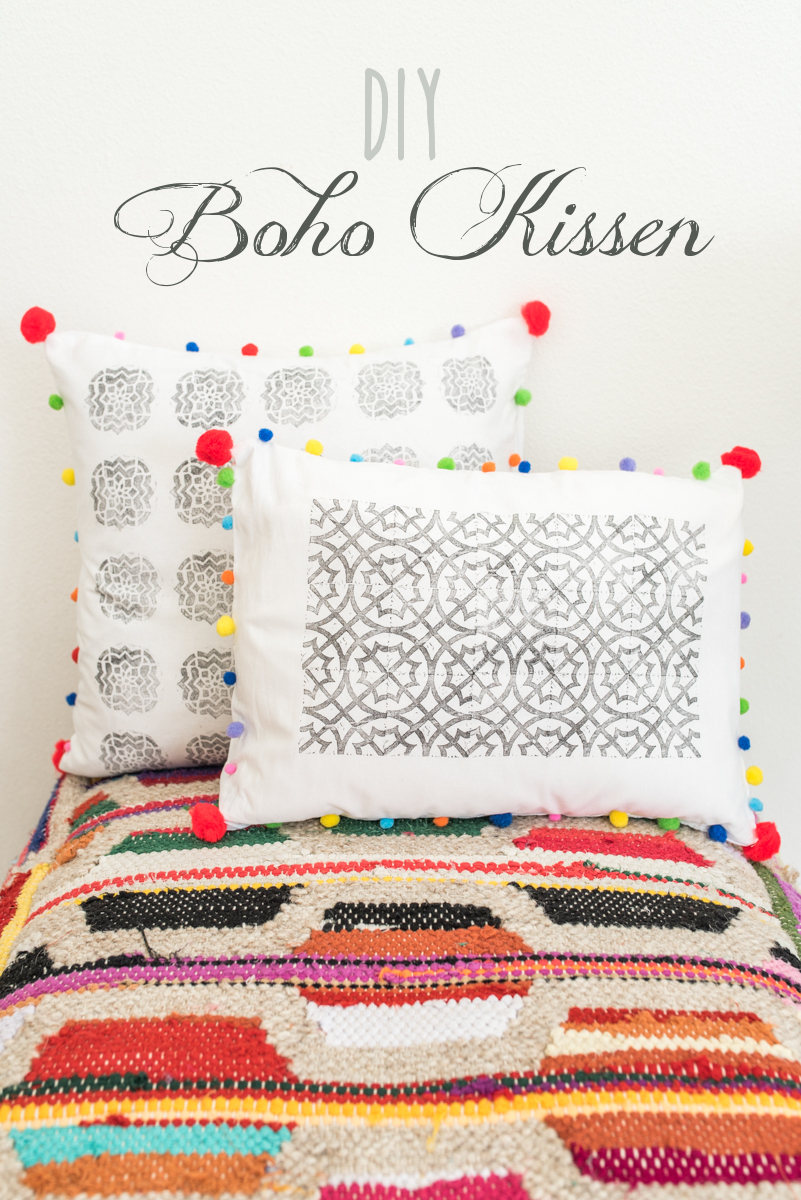 Anleitung für selbst gemachte DIY Kissen mit Textilfarbe, Stempeln und bunten Pompoms als Deko für das Wohnzimmer im Boho vintage Look