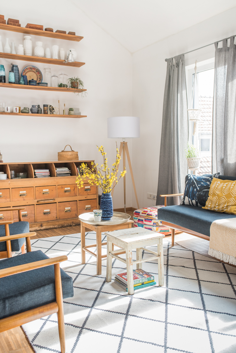 Deko und Einrichtungs Ideen für das Wohnzimmer im Frühling mit bunten Farben, vintage Funden vom Flohmarkt und 60er Jahre Möbeln im Boho vintage Look