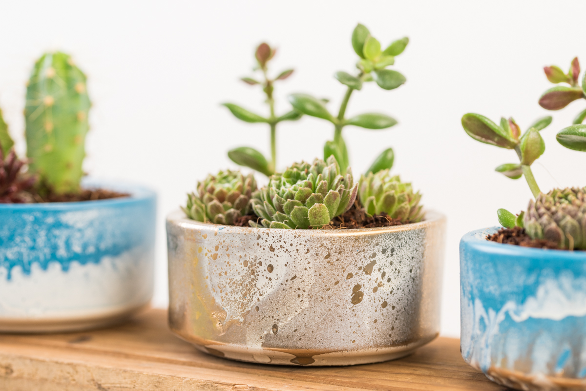 Anleitung für selbst gemachte mini Terrarien für Sukkulenten aus Teelichthaltern mit Sprühlack im Boho vintage Keramik Look als Deko für das Wohnzimmer im urban jungle Stil