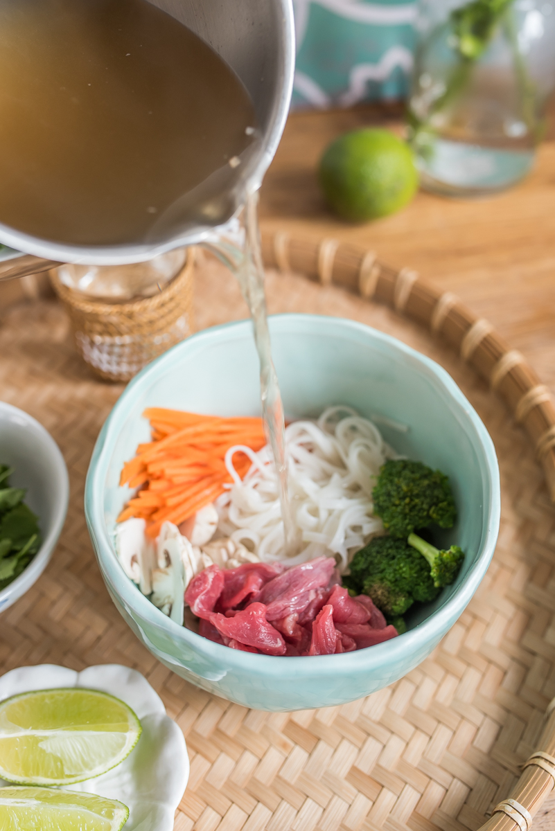 Rezept für leichte vietnamesische Pho Bo Suppe mit Rindfleisch und Gemüse