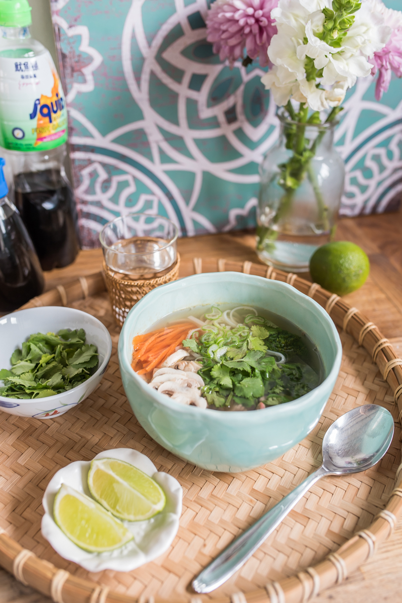 Rezept für leichte vietnamesische Pho Bo Suppe mit Rindfleisch und Gemüse