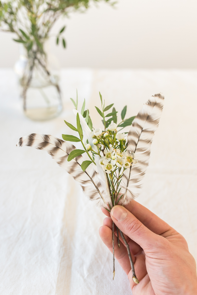 Selbst gemachte DIY Blumen Sträuße mit Zweigen und Federn als Tischdeko im Natur look zu Ostern oder zur Kommunion in Naturtönen