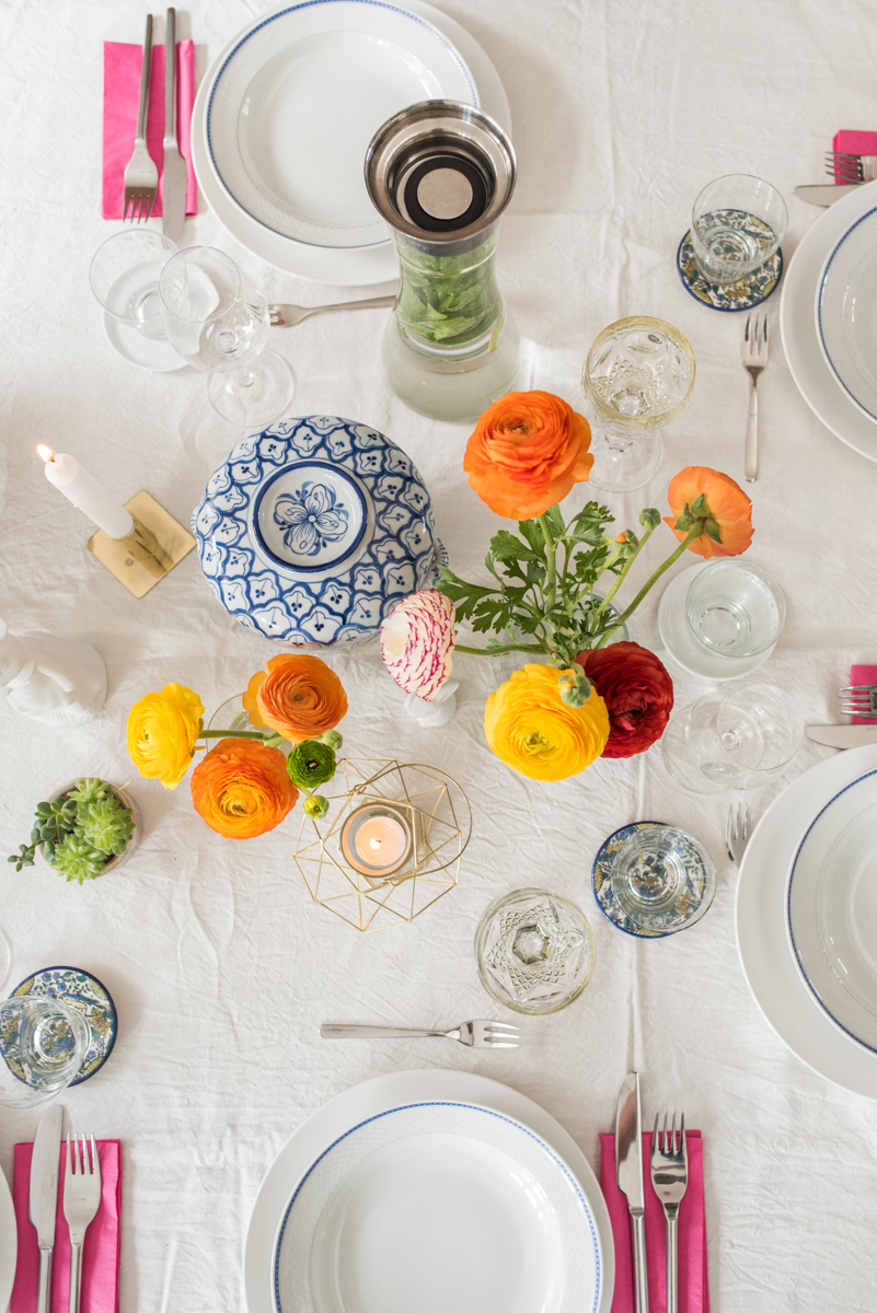 Tischdeko Ideen für Ostern mit Ranunkeln und vintage Geschirr in Blau und Akzenten in Gold