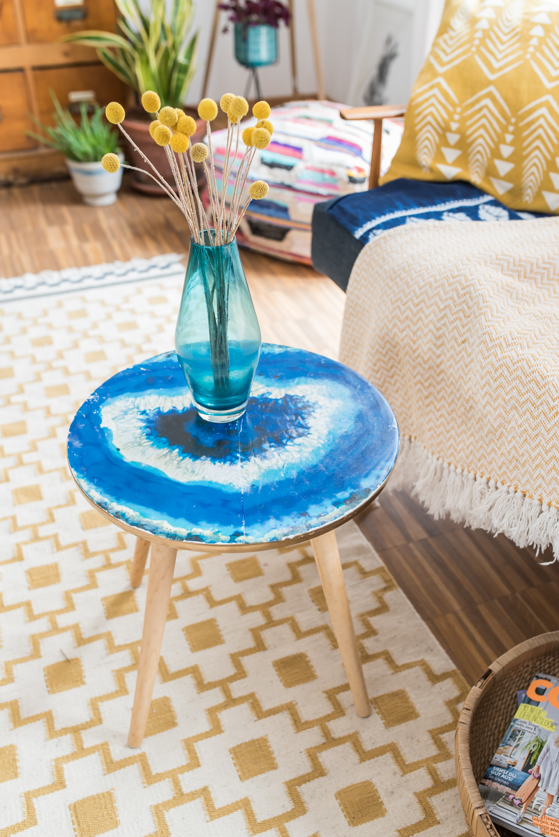 DIY Anleitung für einen selbst gemachten Tisch im Boho Look mit Achat Stein Dekor in Blau mit Fototransfer Technik als Deko Möbel für das Wohnzimmer im vintage Look