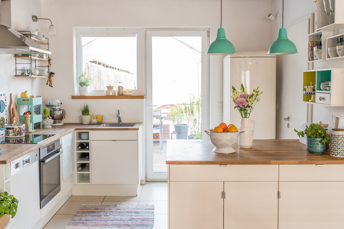 Dekoideen für die Küche im skandinavischen Stil mit Deko in Pastellfarben und Geschirr im vintage Look
