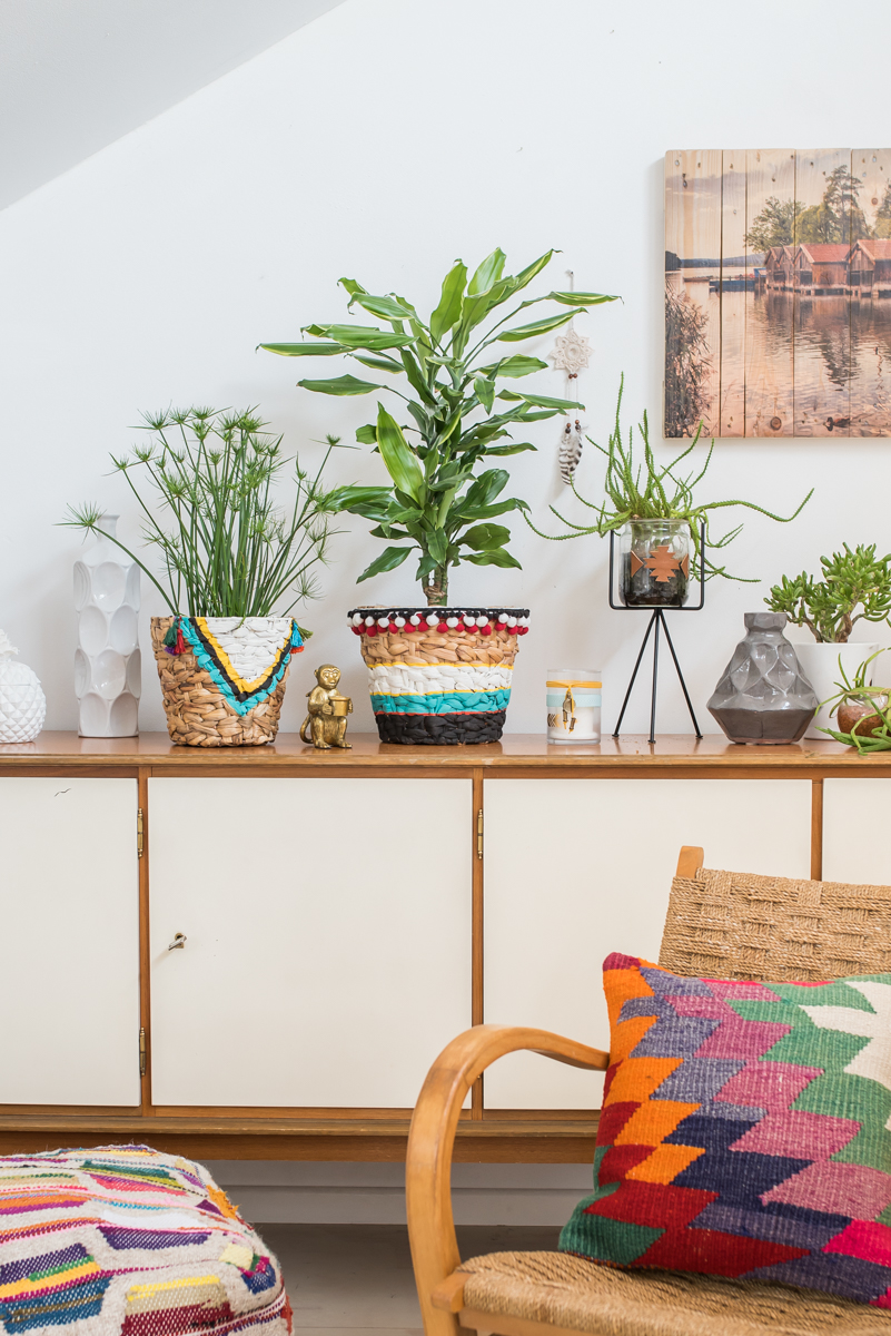 DIY Anleitung für bemalte Blumentöpfe aus Seegras im Boho Ibiza Sommer Look mit Bommelborte und Quasten für das Wohnzimmer im sommerlichen Beach Style